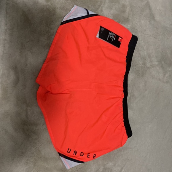 Womens Under Armour athletic shorts new with tags - Picture 3 of 3